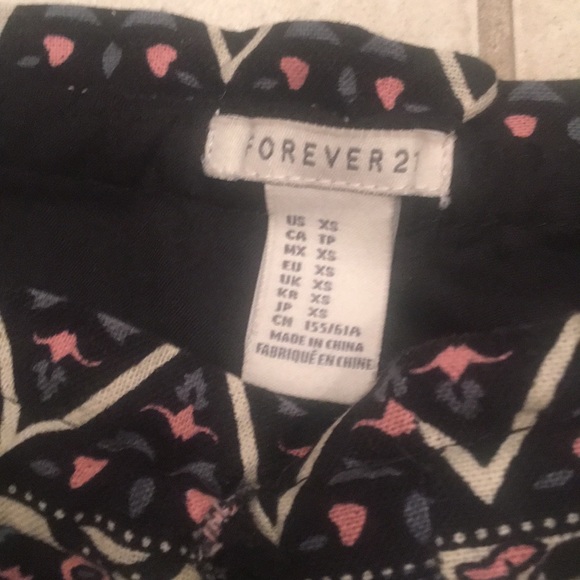 Forever 21 pattern shorts - Picture 2 of 4